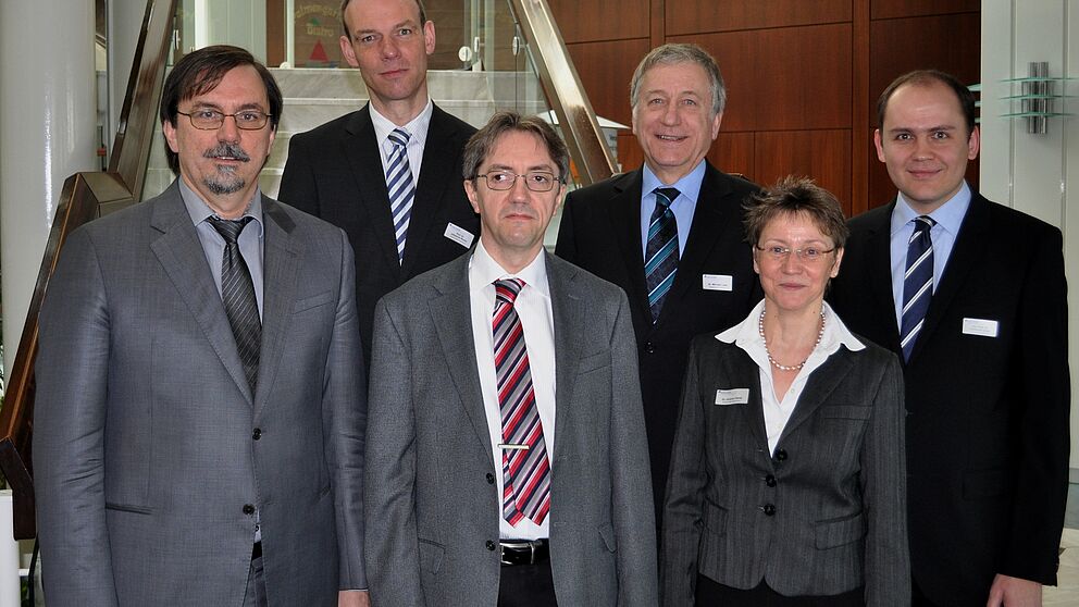 Foto (Universität Paderborn, Mark Heinemann): Prof. Dr. Michael Waidner (Mitte) war Hauptreferent des 7. Tages der IT-Sicherheit. Dieser wurde auch in diesem Jahr wieder durch das Paderborner Forum „Industrie trifft Informatik“ um Prof. Dr. Gregor En