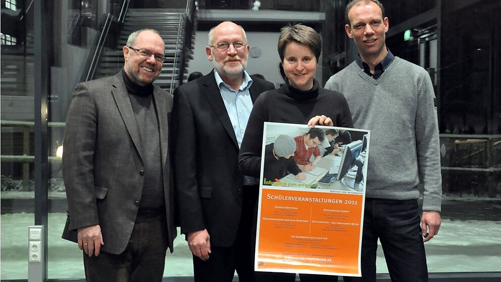 Foto (Nadja Pejic): Prof. Dr. Reinhard Keil (v. l.), Prof. Dr. Hans Kleine Büning, Prof. Dr. Heike Wehrheim und Prof. Dr. Johannes Blömer freuen sich auf viele Schülerinnen und Schüler bei den Veranstaltungen des Instituts für Informatik.