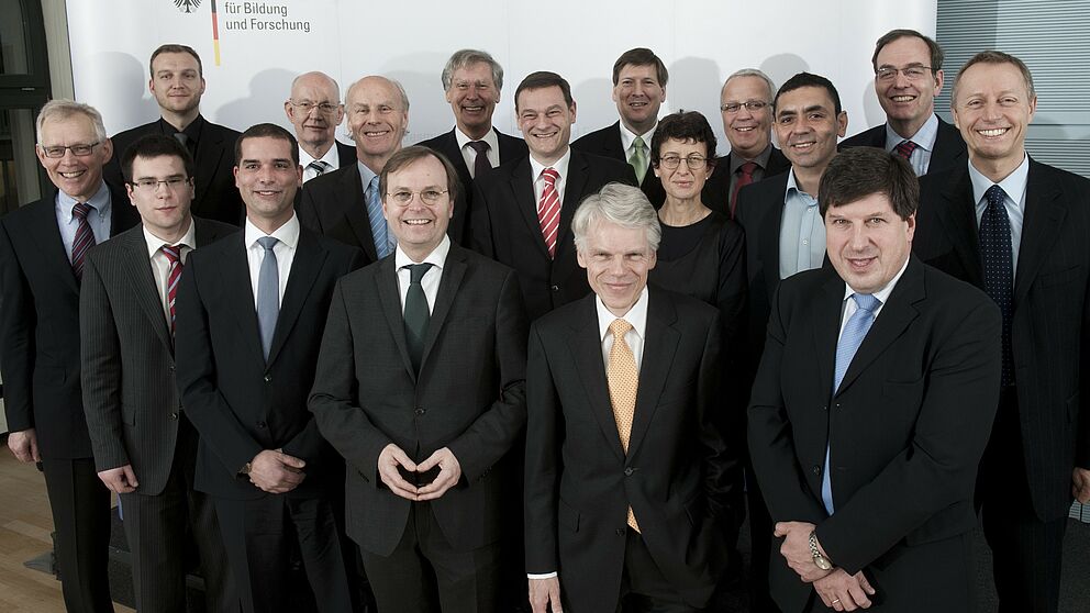 Foto: Gewinner der 3. Runde des Spitzencluster-Wettbewerbs mit dem Parlamentarischen Staatssekretär Thomas Rachel und dem Juryvorsitzenden Prof. Dr. Andreas Barner
