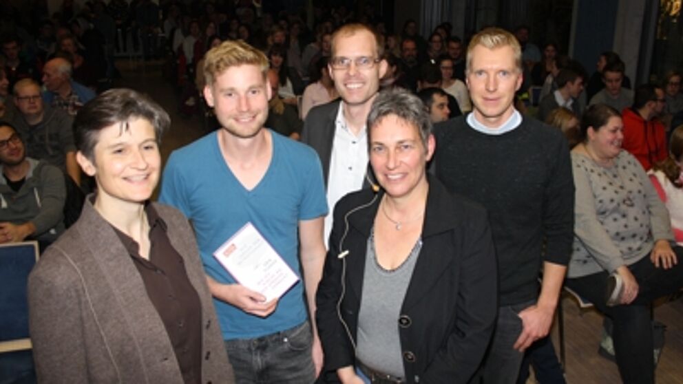 Foto: Diskutierten über die Sprache der Kirche: Autor Erik Flügge (2. v. l.) und Professor Bernhard Spielberg (m.) mit den beiden Veranstaltern Benedetta Michelini vom Pauluskolleg (l.) und Studentenpfarrer Nils Petrat (r.) sowie Moderatorin Julia Fisch