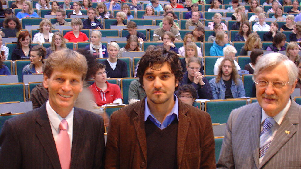 Foto (v. li.): Uni-Rektor Prof. Dr. Nikolaus Risch, der neue AStA-Vorsitzende Ishaq Nasserry und Bürgermeister Heinz Paus begrüßten die Erstsemester an der Universität Paderborn