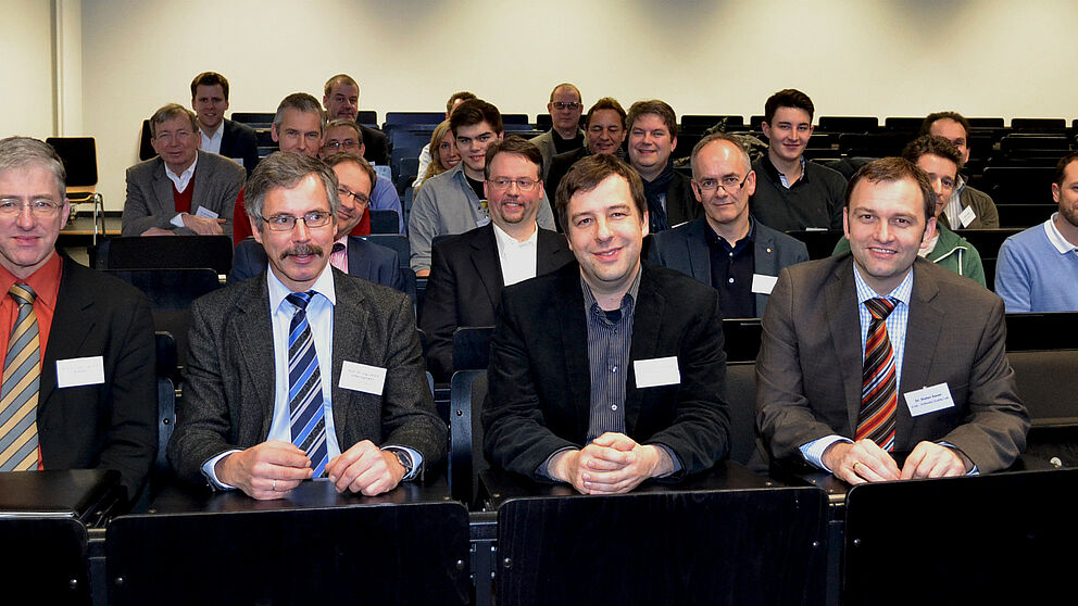 Foto (pro Wirtschaft GT, Julia Peschke): Wirtschaft und Wissenschaft: Prof. Dr.-Ing Joachim Böcker, Prof. Dr.-Ing. Ulrich Hilleringmann, Jun.-Prof. Dr. Christian Plessl und Dr. Stefan Sauer (vorne v. l.) informierten Unternehmer aus dem Kreis Gütersloh 