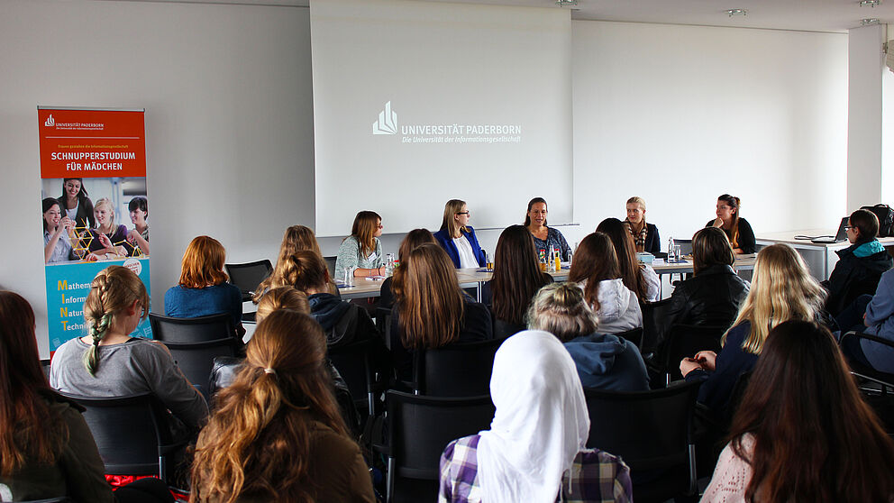Foto (Franziska Pestel): Podiumsdiskussion im Sitzungsraum der Universität: (v. l. n. r.) Jasmin Sudermann, Kathrin Müller, Prof. Dr.-Ing. Katrin Temmen, Sophia Bulmahn, Christina Zweigle.