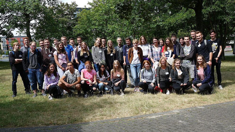 Foto (Universität Paderborn, Department Physik): Die Teilnehmenden des fünften SommerCamps Physik 2019 an der Uni Paderborn.