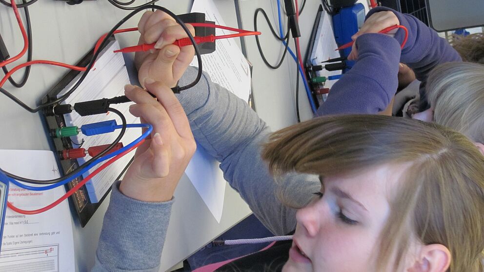Foto (Hedda Holtmeier): Im E-Technik-Workshop konnten Schülerinnen beim Girls' Day erste Erfahrungen in einem der sogenannten MINT-Fächer sammeln.