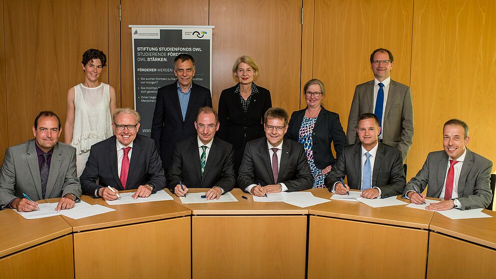 Abbildung: Vorstandsmitglieder der Volksbanken und Vertreter des Studienfonds OWL bei der Vertragsunterzeichnung: Untere Reihe sitzend (v. l. n. r.): Thorsten Wolff (Volksbank Brilon-Büren-Salzkotten eG), Hartmut Lüther (Volksbank Elsen-Wewer-Borchen eG