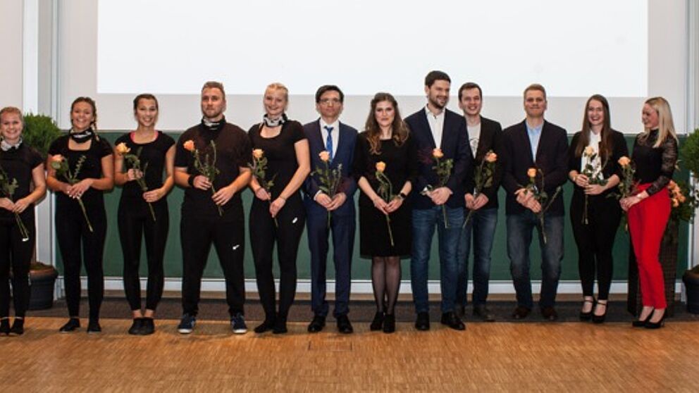 Foto (Universität Paderborn, Florian Krause): Die Akteurinnen und Akteure des Festbeitrags der Absolventinnen und Absolventen