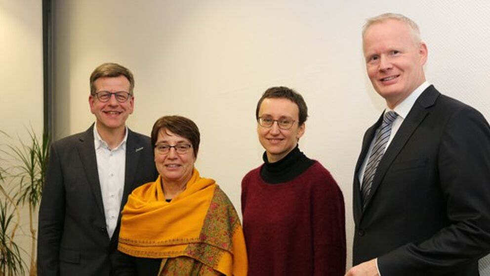 Foto (Universität Paderborn, Alexandra Dickhoff): Bei der Mitgliederversammlung der Universitätsgesellschaft Paderborn haben Vorstand, Universitätsleitung und Mitglieder Anfang Dezember gemeinsam auf das vergangene Vereinsjahr zurückgeblickt.