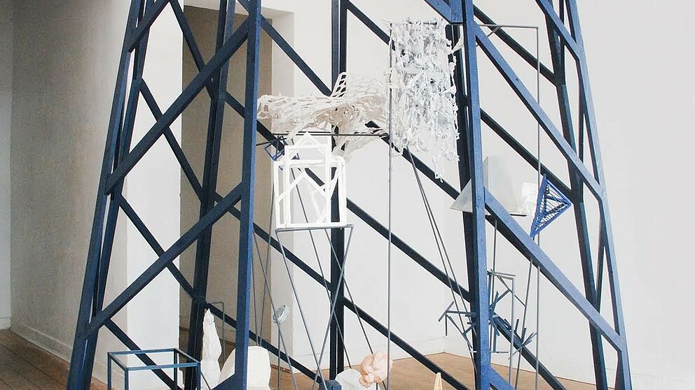 Conditions of Travel, 2017; Holzkonstruktion, Farbe, Stahl, Holz, Stoff, Gips, Schaumstoff, Zellulose