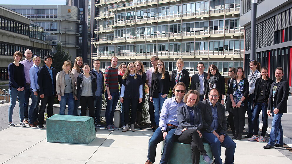 Foto (Reinhard Schwarz): "Lieber gemeinsam statt einsam“: Jährliches „Gipfeltreffen“ der Paderborner und Erlangen-Nürnberger wirtschaftspädagogischen Doktoranden. Im Vordergrund, v. l.: Prof. Dr. Karl Wilbers, Professorin Dr. Nicole Kimmelmann, P