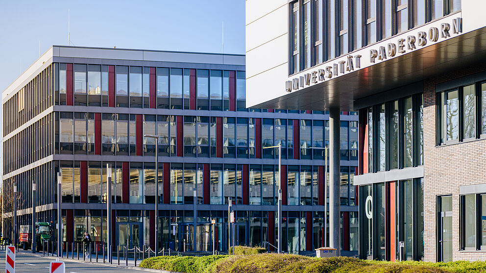 Haupteingang mit Gebäuden I (links) und Q (rechts) 