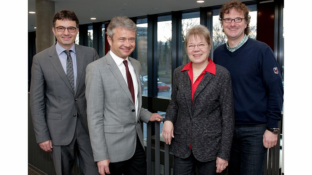 Foto (Universität Paderborn, Vanessa Dreibrodt): Prof. Dr. Martin Schneider (links), Dekan der Fakultät für Wirtschaftswissenschaften, freut sich über die Spitzenpositionen beim Handelsblatt BWL-Ranking zusammen mit den Platzierten: Prof. Dr. Bernd Fr