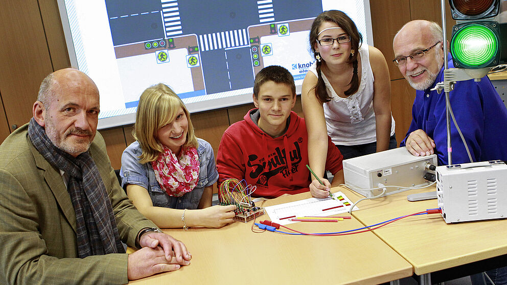 Rudolf Broer, Lisa, René, Michelle und Detlef Schubert, didaktischer Leiter des Schülerlabors, (v. links) beim Test mit der Ampelschaltung.