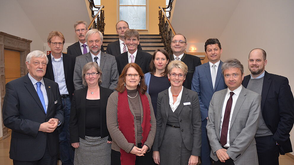 Foto (Stadt Paderborn, Jens Reinhardt): Die Spitzen von Stadt und Universität tagten gemeinsam im Paderborner Rathaus (v. l.): Bürgermeister Heinz Paus, Lothar Pelz, Beigeordneter Bernhard Hartmann, Simone Probst, Prof. Dr. Wilhelm Schäfer, I. Beigeord