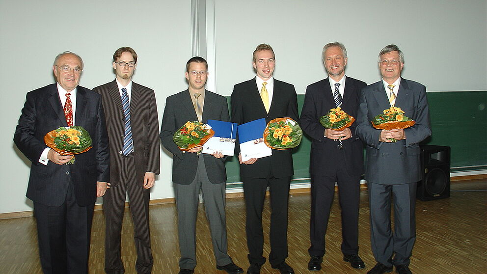 Foto (Christiane Bernert): Im Auditorium maximum der Universität Paderborn wurde der Miele Preis an die beiden besten Absolventen 2006 der Fakultät für Maschinenbau verliehen. (v.li.): Festredner Prof. Dr. Manfred Pahl, Absolvent Dominik Teutenberg, di