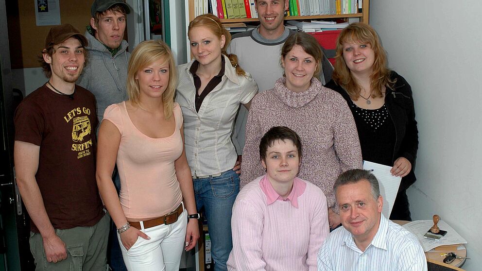 Foto (Brigitte Voss): Organisation und PR für das Projekt „Bücherspektakel“: Von links stehend: Hendrik Grosslohmann, Jens Grosslohmann, Janneke Rüping, Christina Noll, Carsten Kleine-Beek, Rita Kempe, Melanie Rabe. Sitzend: Claudia Köhler und Pro