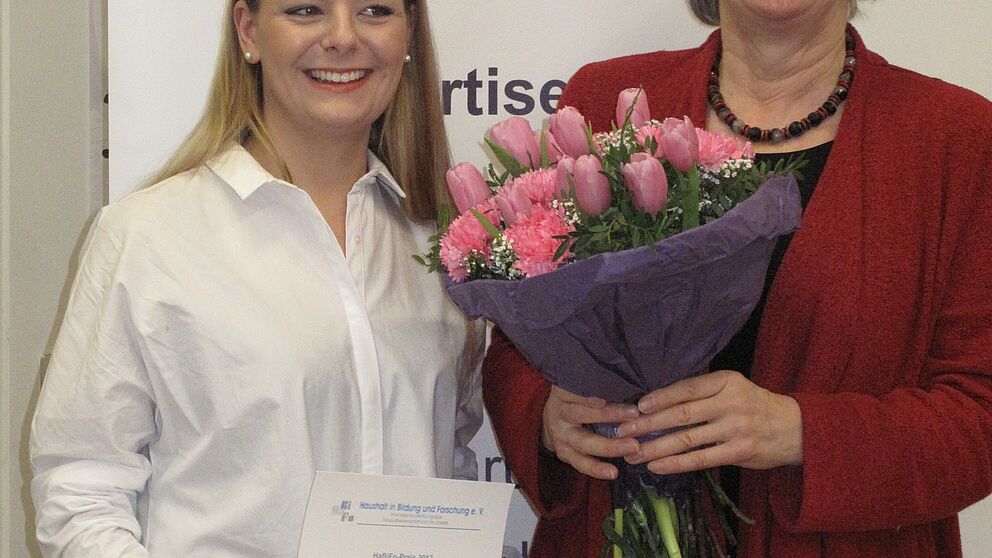 Foto (Regine Bigga): Oksana Wagner (links) und Laudatorin Prof. Dr. Barbara Methfessel bei der Auszeichnung.