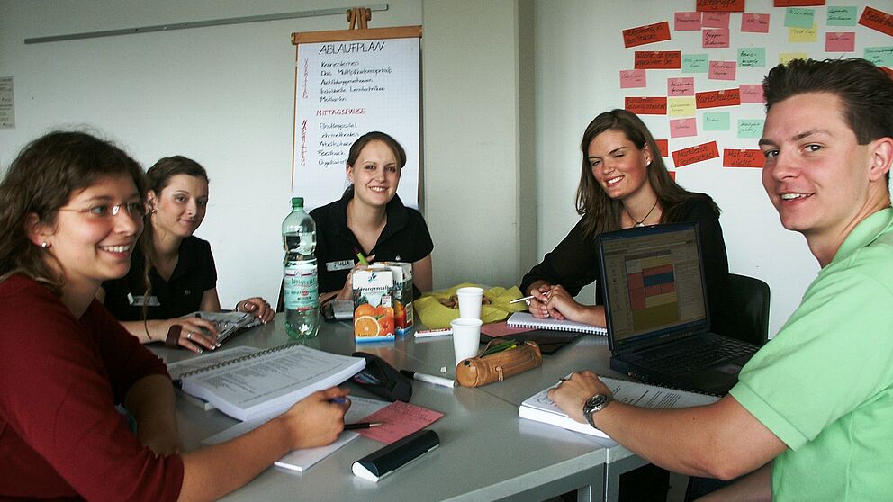 Foto (Paderborner Sommeruniversität): Neue Führungskultur: Die Teilnehmer lernen an der Paderborner Sommeruniversität die nötigen Qualifikationen für heutige moderne Organisations- und Führungskonzepte.