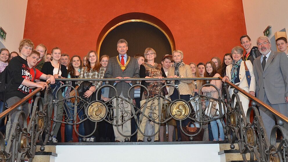 Foto (Daniel Höing): Dieter Honervogt, stellvertretender Bürgermeister der Stadt Paderborn, empfängt finnische Gäste, Schüler und Lehrer des Gymnasiums Schloß Neuhaus sowie Vertreter der Deutsch-Rumänischen Gesellschaft und des PLAZ