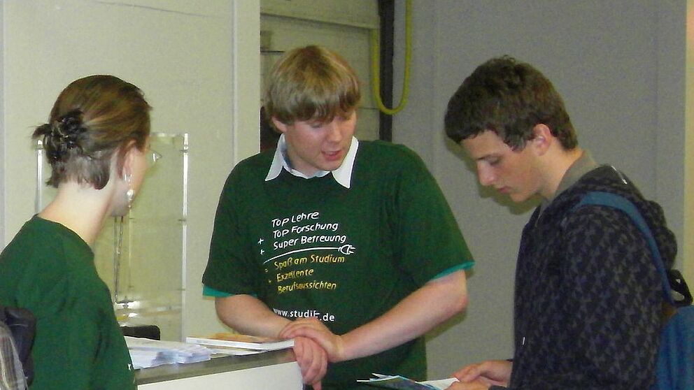 Foto (Universität Paderborn): Mitarbeiter der Studienberatung Elektrotechnik machten junge, technikinteressierte Menschen auf das elektro- und informationstechnische Studienangebot der Hochschule aufmerksam.