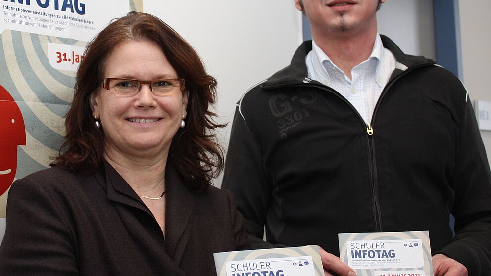 Foto (Universität Paderborn, Patrick Kleibold): Prof. Dr. Dorothee M. Meister und Jörn Sickelmann präsentieren das Programmheft zu den Schülerinfomationstagen.