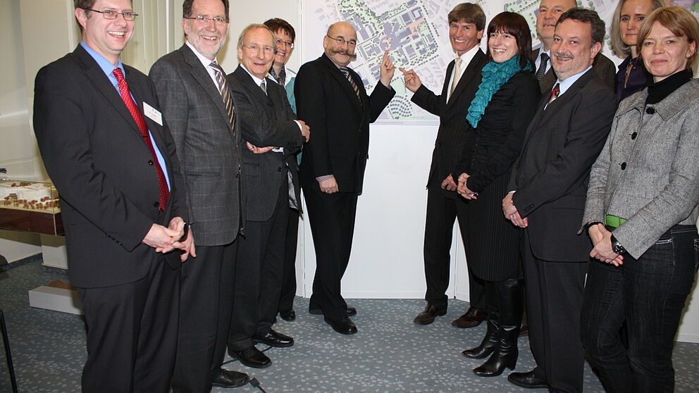 Foto (Frauke Döll): Die Mitglieder der Entscheidungskommission entschieden einhellig (v. li.) : Michael Hoppe und Heinz Krommen vom Innovationsministerium NRW (MIWFT), Städteplaner und Landschaftsarchitekt Prof. Eckhard Gerber, Dr. Martina Gerdes-Kühn 