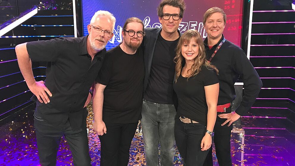 Foto (Event-Physik): (v. l.) Ralf Winterberg, Lucas Pauly, Louisa Kleine-Tebbe und Dr. Marc Sacher von der Event-Physik mit Daniel Hartwich (Mitte) bei der Aufzeichnung von „Nachsitzen! Promis zurück auf die Schulbank“.