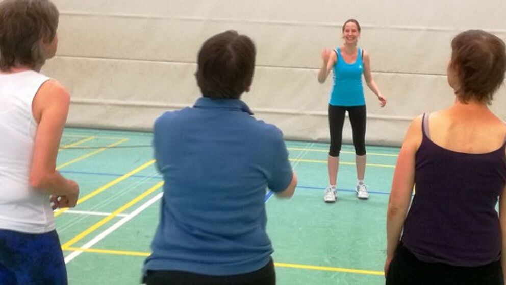 Foto (Universität Paderborn, SMI): Franziska van den Bongard vom Sportmedizinischen Institut mit ihrer Epilepsiesportgruppe in der Sporthalle der Universität Paderborn.