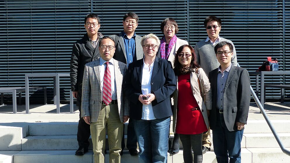 Foto (Dirk Fischer): Vorne v. l. n. r.: Prof. Yuan Haiwen, Prof. Bärbel Mertsching, Prof. Hu Xiaoguang , Prof. Tao Fei, hinten v. l. n. r.: Prof. Wang Tian, Prof. Xiao Hong, Prof. Fu Li und Prof. Li Yang.