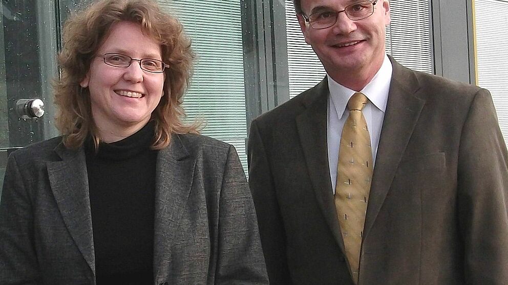 Foto (Universität Paderborn, CeOPP): Prof. Dr. Christine Silberhorn und Prof. Dr. Artur Zrenner von der Universität Paderborn freuen sich über die Förderung ihrer Forschungsprojekte.