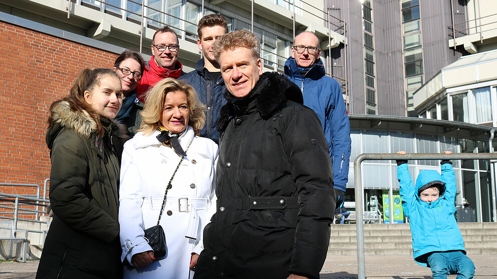 Foto (Universität Paderborn, Alexandra Dickhoff): Als Überraschung zum Geburtstag gab's eine Campus-Tour für Informatik-Alumnus Martin Funke (hinten links) und seine Kommilitonen.