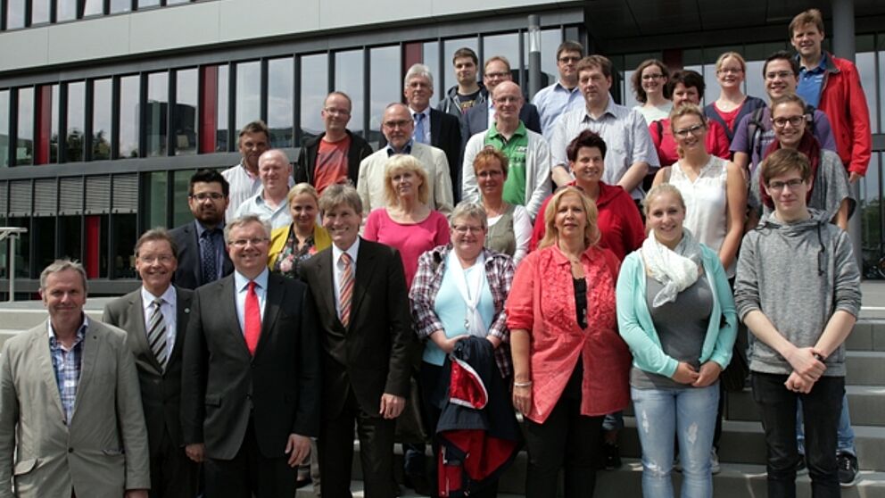 Foto (Universität Paderborn, Vanessa Dreibrodt): Uni-Präsident Prof. Dr. Nikolaus Risch (vorn, 4. v. l.) begrüßte Finanzamtsvorsteher Hartmann (vorn, 3. v. l.) mit Vertretern der Steuergewerkschaft und dem Vorsitzenden Johannes Wächter (vorn, 1. v. l