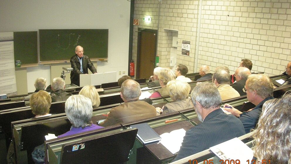 Foto: Erste Einführungsveranstaltung Studium für Ältere vor etwa 60 Teilnehmern.