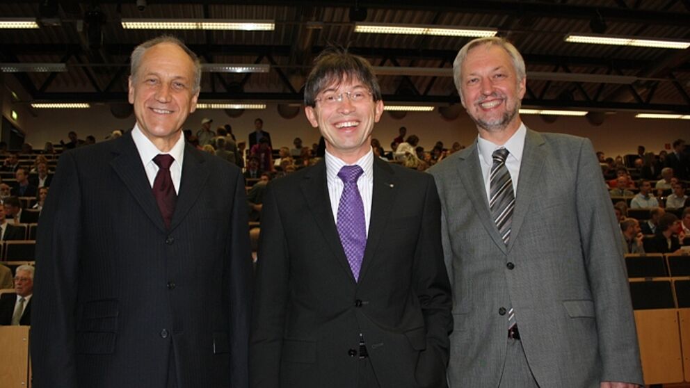 Foto (Universität Paderborn, Heiko Appelbaum): Von links: Prof. Dr. Franz J. Rammig (Uni Paderborn), Prof. Dr. Gunther Olesch (Phoenix Contact) und Prof. Dr. Wilhelm Schäfer (Uni Paderborn)