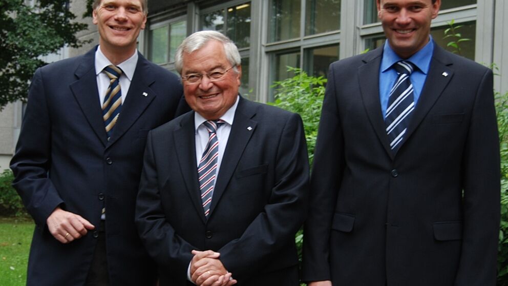 Foto (Christiane Bernert): Prof. Dr.-Ing. Volker Schöppner (li.) und Prof. Dr.-Ing. Elmar Moritzer (re.) gratulieren dem ehemaligen Institutsleiter Prof. em. Dr.-Ing. Helmut Potente mit einem Festkolloquium zu seinem 70. Geburtstag. Etwa 120 Kunststoff-E