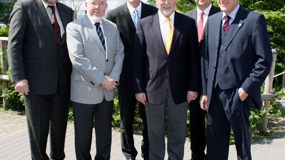 Foto (Universität Paderborn, Frauke Döll): Prof. Dr. Wilfried Hauenschild (4. v. l.) mit (v. l.) Prof. Dr. Johannes Wildt, Prof. Dr. Eberhard Kaniuth, Uni-Präsident Prof. Dr. Nikolaus Risch, Prof. Dr. Marco Platzner (Leiter Institut für Informatik) un