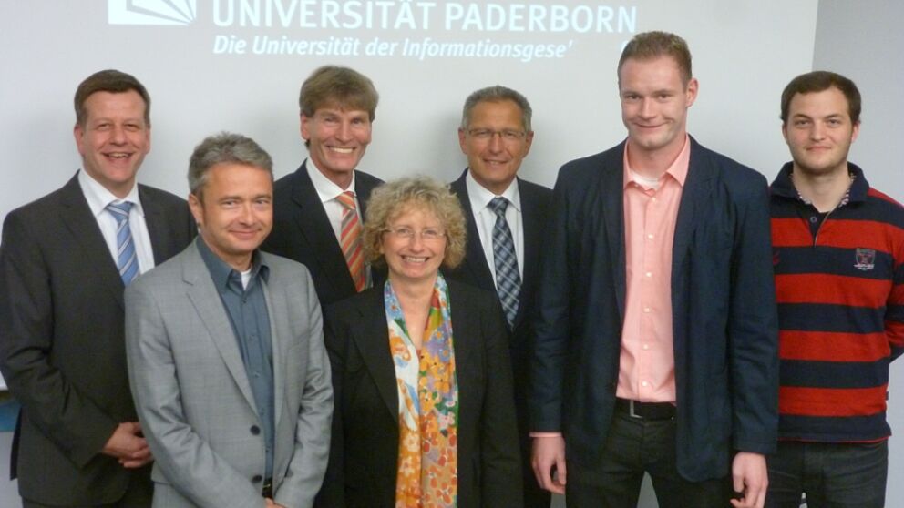 Foto (Ricarda Huyeng, Universität Paderborn): Die Universitätsgesellschaft Paderborn verleiht zwei Stipendien für herausragende Leistungen: Dr. Andreas Siebe, Prof. Dr. Bernd Frick, Prof. Dr. Nikolaus Risch, Heike Käferle, Bernhard Dorenkamp mit den b