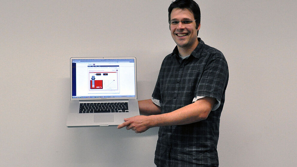 Foto (Simone Rudolph): Dipl.-Inform.Dominik Niehus präsentiert ein WBT Modul der E-Learning-Plattform DAWINCI.