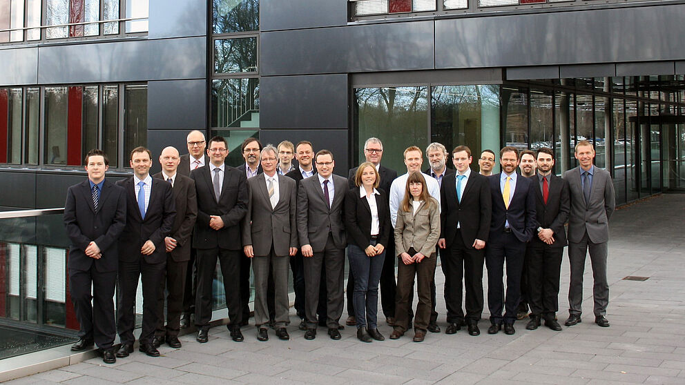 Foto: Projektstart an der Zukunftsmeile 1 in Paderborn: Mit vereinten Kräften forschen Wirtschaft und Wissenschaft an der Zukunft der Elektromobilität.