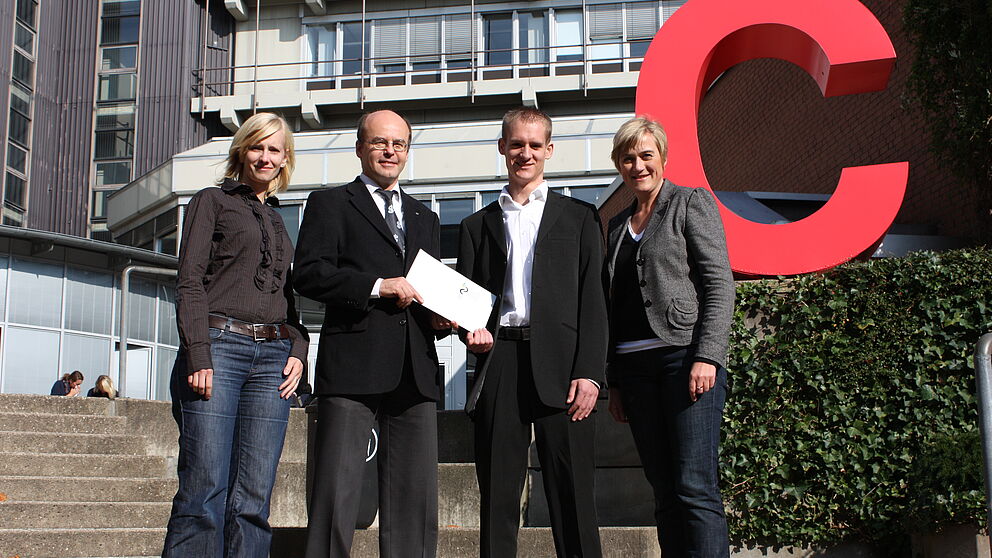 Foto (Universität Paderborn, Jan Aulenberg): Sie freuen sich über den gelungenen Auftakt der Kooperation: Julia Buschmann (Stv. Geschäftsführerin Studienfonds OWL), Dr. Harald Selke (Vorstandsvorsitzender Die Matiker e.V.), Stipendiat Philip Brandes, 