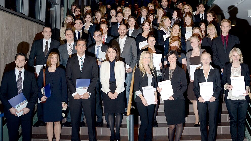 Foto (Universität Paderborn): Gruppe 1 der Absolventinnen und Absolventen am Tag der Wirtschaftswissenschaften 2012.