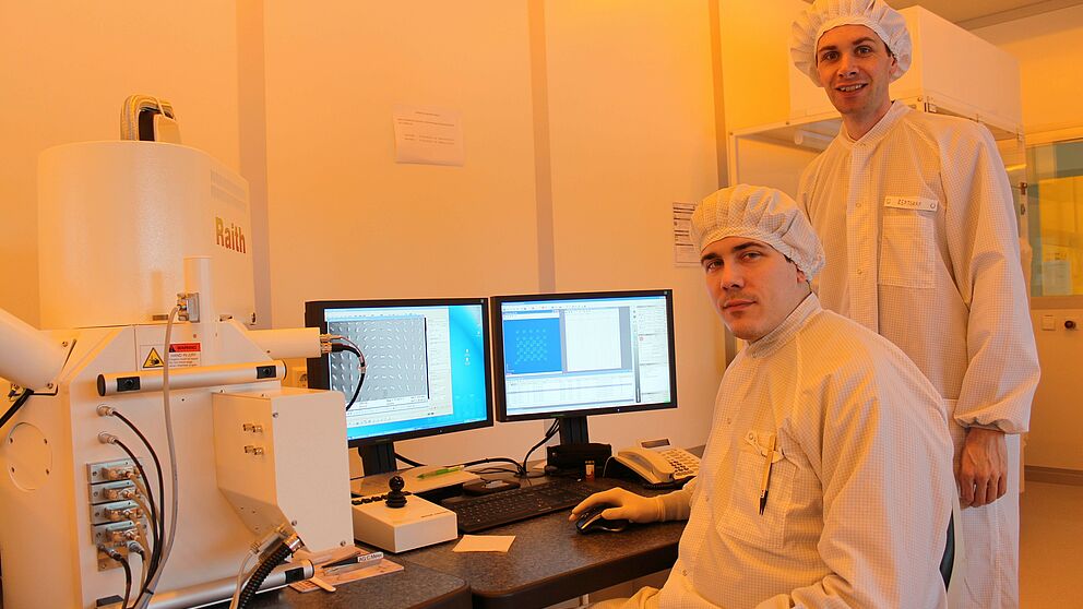 Foto (Universität Paderborn, Department Physik): Doktorand Holger Mühlenbernd (links) und Prof. Dr. Thomas Zentgraf im Reinraum des Optoelektronik-Gebäudes.
