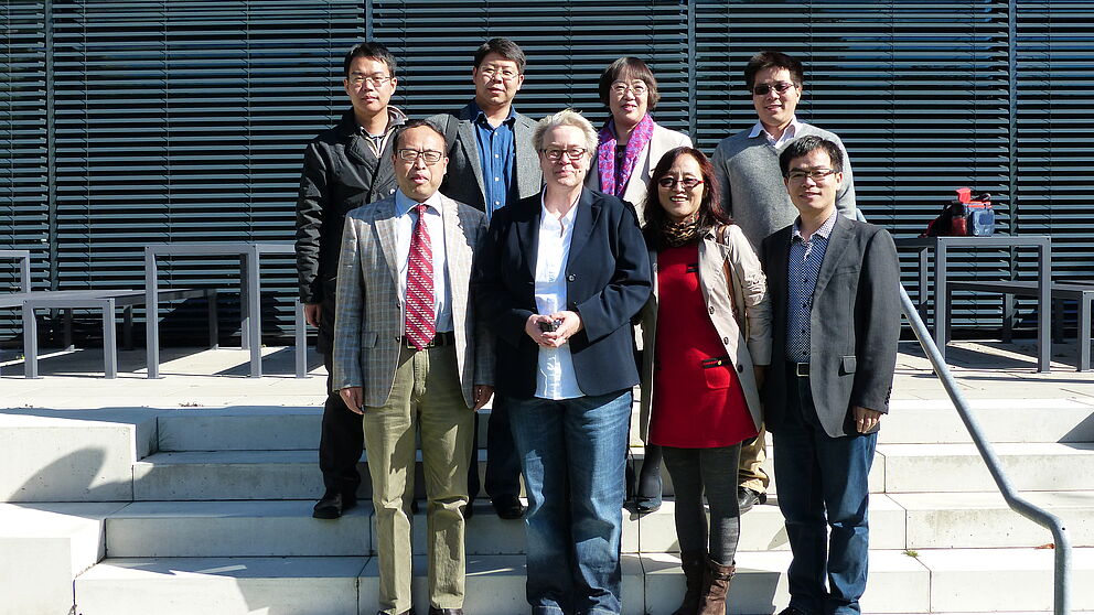 Foto (Dirk Fischer): Vorne v. l. n. r.: Prof. Yuan Haiwen, Prof. Bärbel Mertsching, Prof. Hu Xiaoguang , Prof. Tao Fei, hinten v. l. n. r.: Prof. Wang Tian, Prof. Xiao Hong, Prof. Fu Li und Prof. Li Yang.