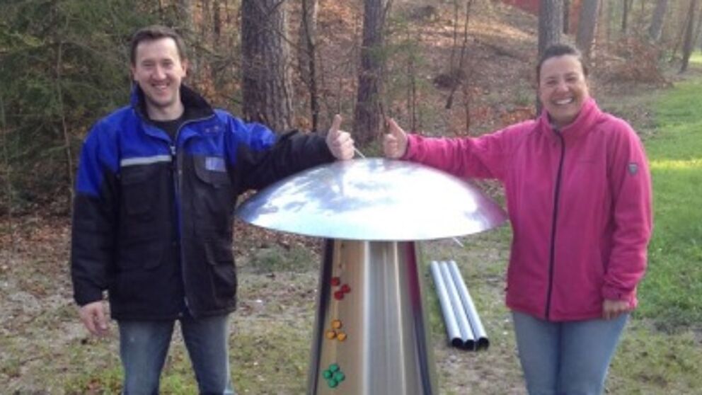 Foto (Fachgebiet Technikdidaktik): Probeaufbau der Stationen Pumpspeicherkraftwerk und Lärm-o-meter durch Prof. Katrin Temmen und Peter Keller (Fachgebiet Technikdidaktik) und Lehrerin Kerstin Moeschke (Richard- von-Weizsäcker-Berufskolleg).