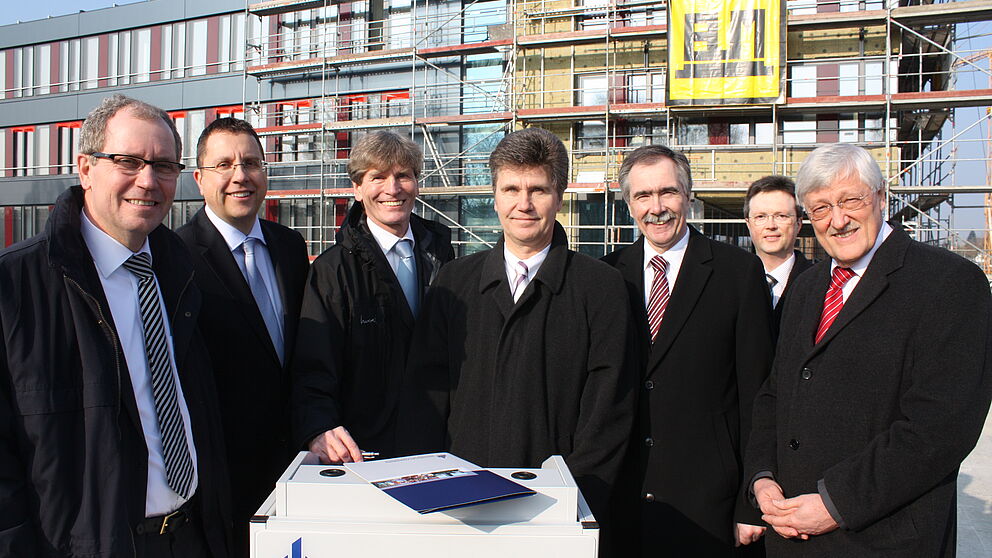 Foto (Patrick Kleibold, Universität Paderborn): (v.l.) Landrat Manfred Müller, Prof. Dr. Marco Platzner, Uni-Präsident Prof. Dr. Nikolaus Risch, Hubert Böddeker, Hans Laven, Burkhard Schulze und Bürgermeister Heinz Paus zeigen sich begeistert von der