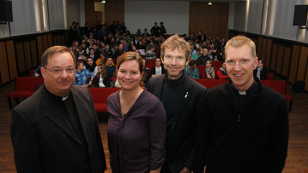 Foto (Birger Berbüsse): Diskutierten über Kirche und Partnerschaft: Prälat Markus Graulich, Eva Müller und Joachim Frank waren der Einladung von Studentenpfarrer Nils Petrat (v. l.) aufs KHG-Podium gefolgt.