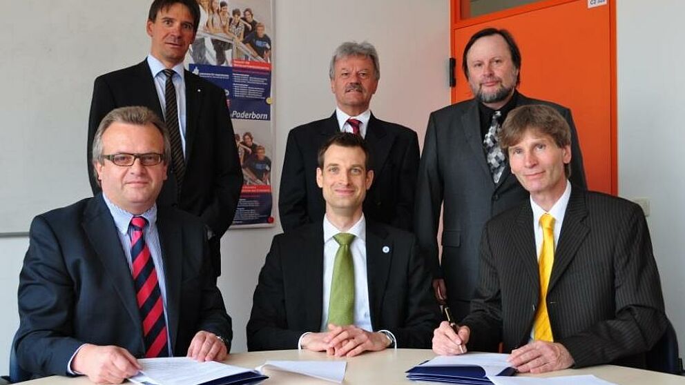Foto (Mark Heinemann): (vorn v. li.): Manfred Gubitz, DGS-Stiftungsvorstand, Jun.-Prof. Dr. Jens Hogreve, Fakultät für Wirtschaftswissenschaften, und Uni-Präsident Prof. Dr. Nikolaus Risch, (hinten v. li.): Dr. Uwe Baer von der Stiftung der Dienstleist