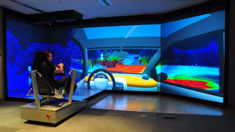 Foto (HNI): Virtual Prototyping von innovativen Scheinwerfersystemen im HD-Visualisierungscenter des Heinz Nixdorf Instituts.