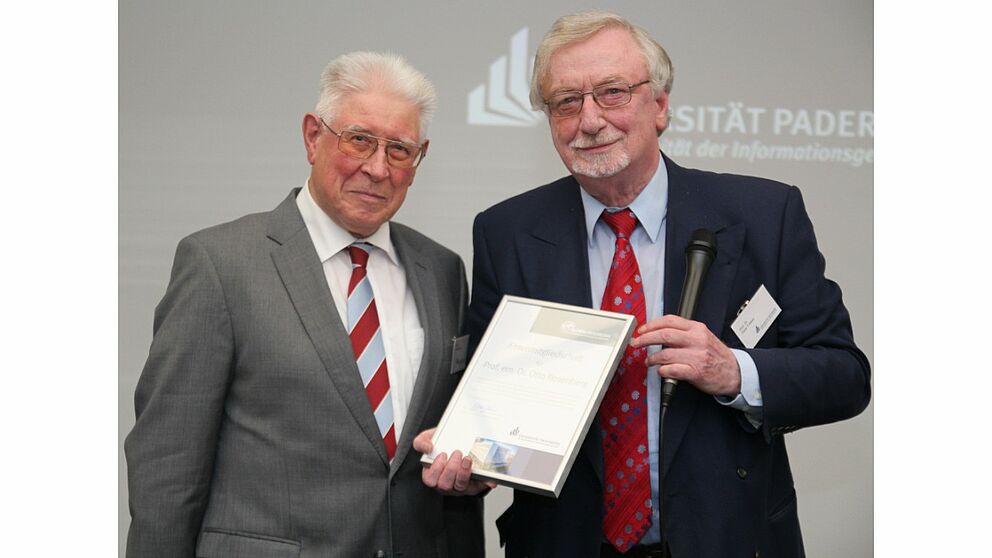 Foto (Universität Paderborn, Julia Pieper): Prof. em. Dr. Dr. h. c. mult. Peter Freese (rechts) überreichte Prof. em. Dr. Otto Rosenberg für sein jahrelanges Engagement im Vorstand des Ehemaligenvereins eine Urkunde über die ihm verliehene Ehrenmitgli