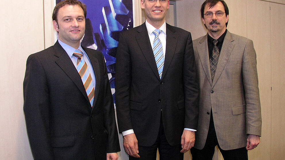 Foto: Die Sicherheit international vernetzter, elektronischer Reisepass-Systeme im Blick (von links): Stefan Sauer (Geschäftsführer des s-lab), Markus Hartmann (Geschäftsführer der HJP Consulting GmbH) und Prof. Dr. Gregor Engels (Vorstandsvorsitzende